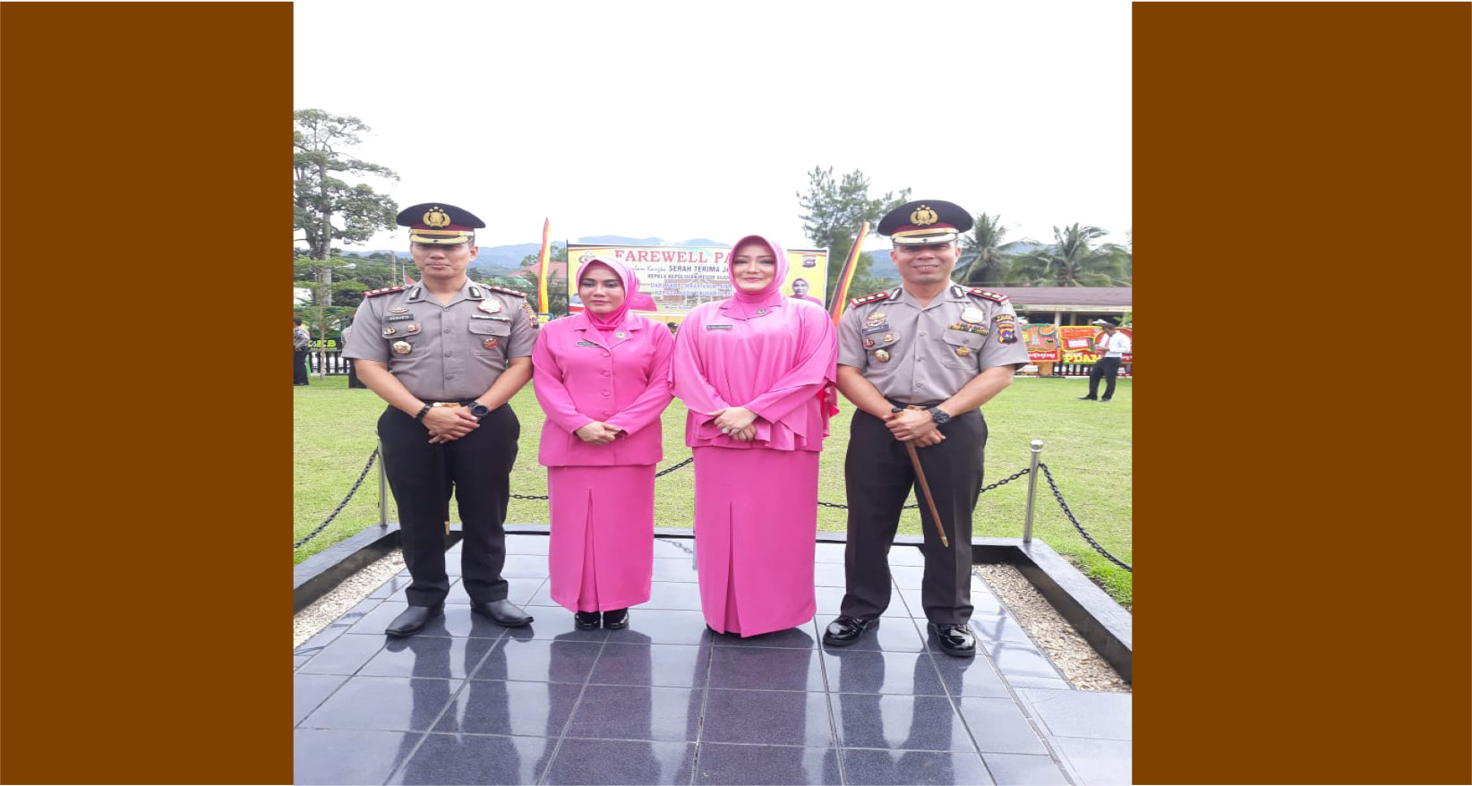 AKBP. Imran Amir. SIK. MH, didampingi, Ny. Yola Imran, berfoto dengan AKBP. Driharto.S.IK, beserta Ny. Ratna Driharto